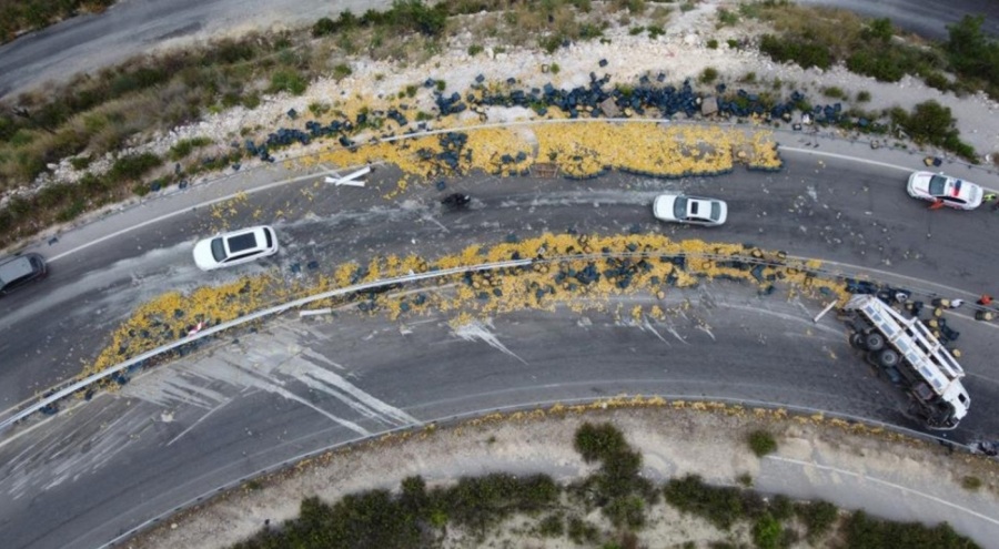 Limon yüklü kamyon devrildi: 6 yaralı