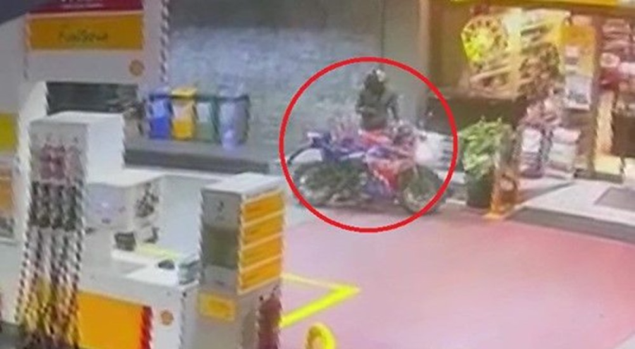 Akaryakıt istasyonunda dehşet anları! Ezmeye çalıştı, bıçakla kovaladı, motosikletli kaskını çıkarınca kurtuldu!