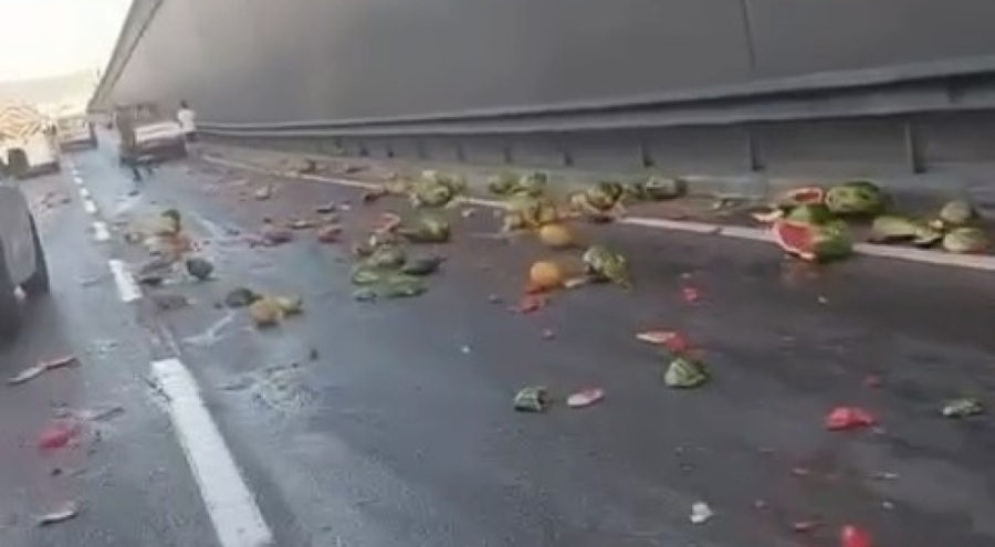 Bursa'da karpuzlar yola döküldü, yol kayak pistine döndü