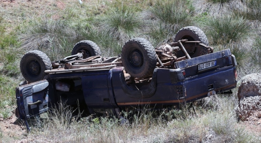 Sivas'ta devrilen pikaptaki 4 kişi yaralandı