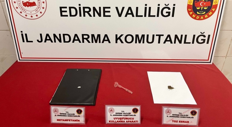 Araçta uyuşturucu ve kullanma aparatı ele geçirildi
