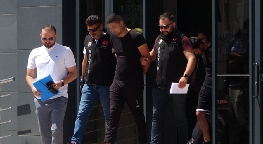 Kayınpederini bıçaklayarak öldürüp, eşi ve 3 yakınını yaraladı