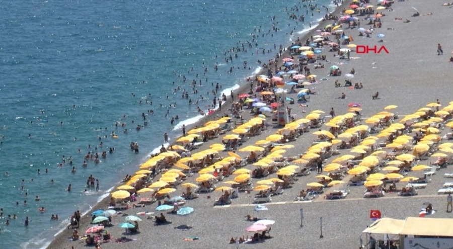 Kurban Bayramı tatilinin son gününde Konyaaltı Sahili doldu