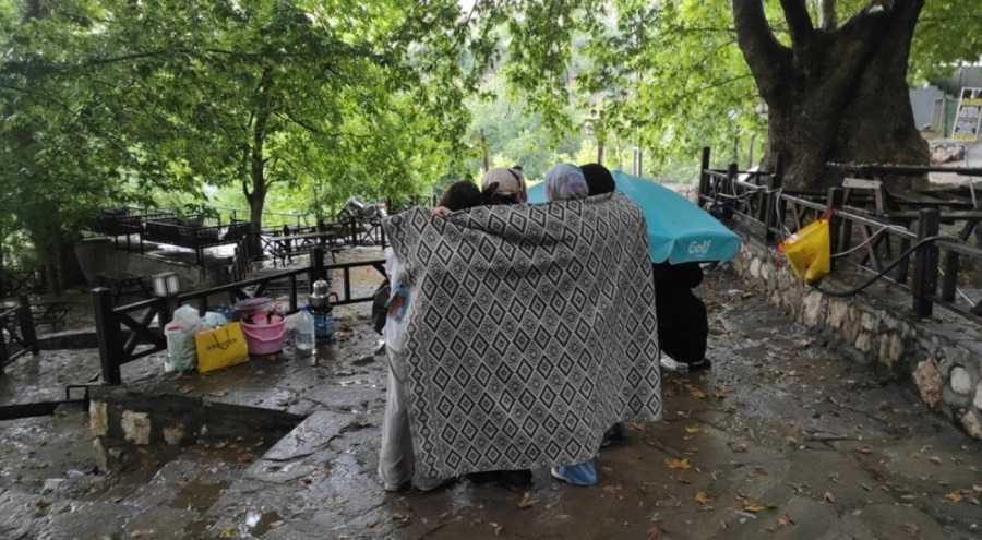 Sıcaktan kaçan piknikçiler yağmura yakalandı