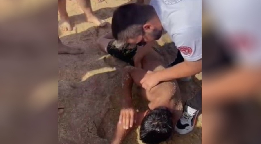 Yasağa rağmen denize girdi, boğulmaktan son anda kurtuldu