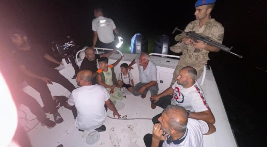 Teknede mahsur kalan 9 kişi kurtarıldı