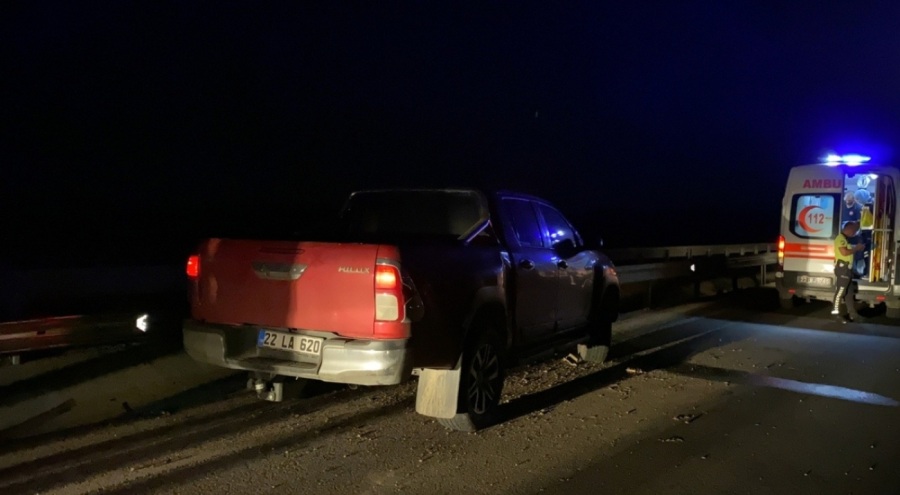 Alkollü sürücünün kullandığı kamyonet bariyerlere çarptı