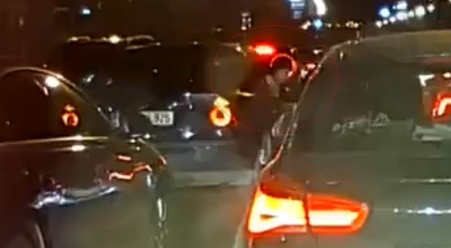 E-5 Karayolu'nda dehşet anları! Kadını araçtan attı