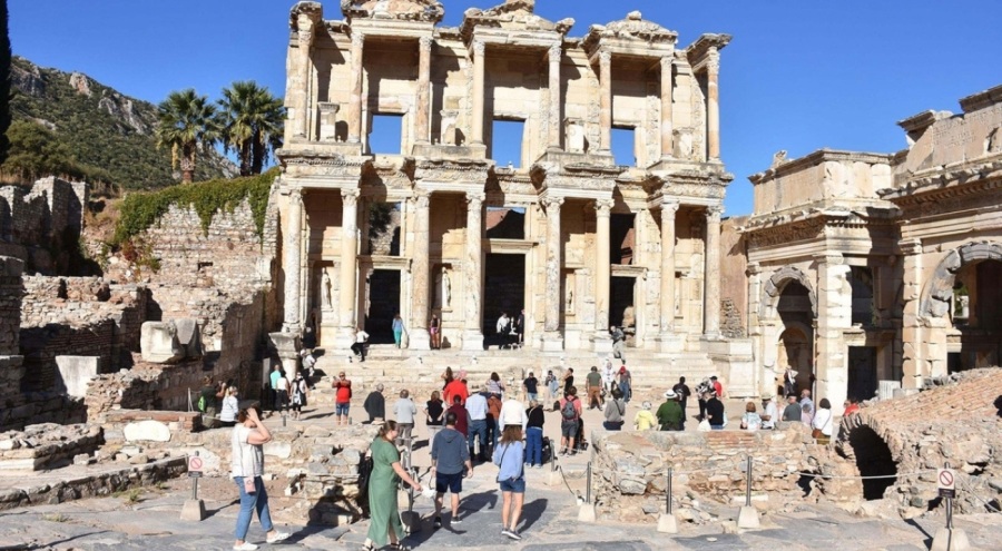 Efes Antik Kenti bayramda 129 bin ziyaretçiyi ağırladı