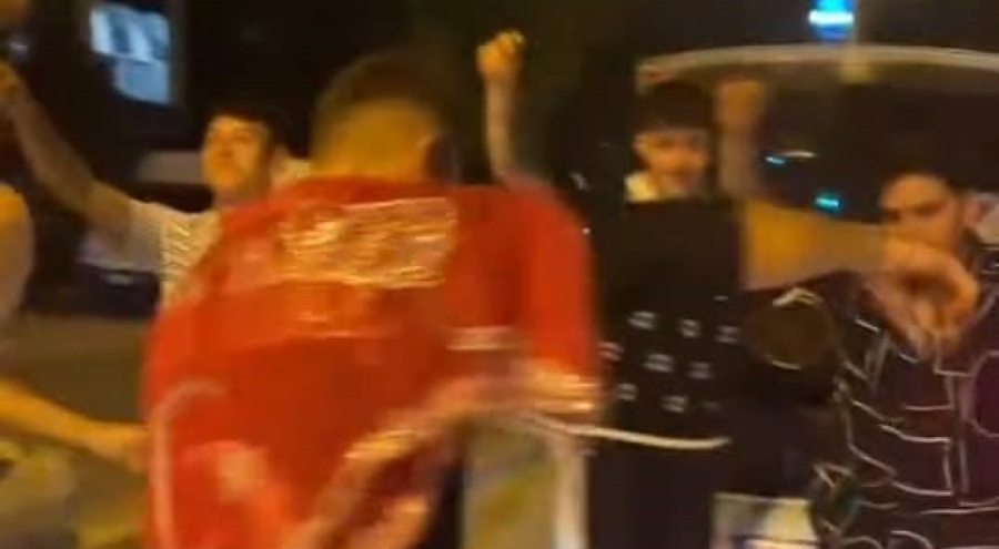İnegöl'de asker konvoyu yolu kapatıp çiftetelli oynadı!
