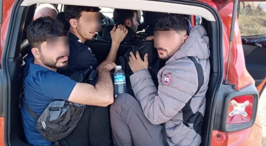 Polisten kaçan otomobilde kaçak göçmenler çıktı