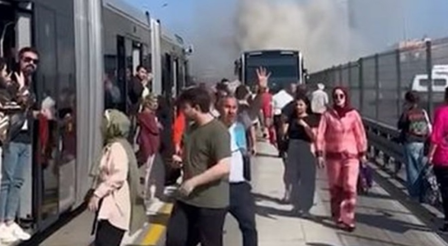 Esenyurt'ta metrobüste yangın! Seferler bir süre aksadı