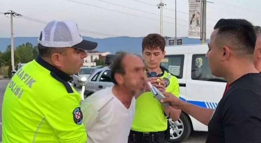Bolu'da yol kenarına tuvaletini yapan sürücünün ehliyetine el konuldu