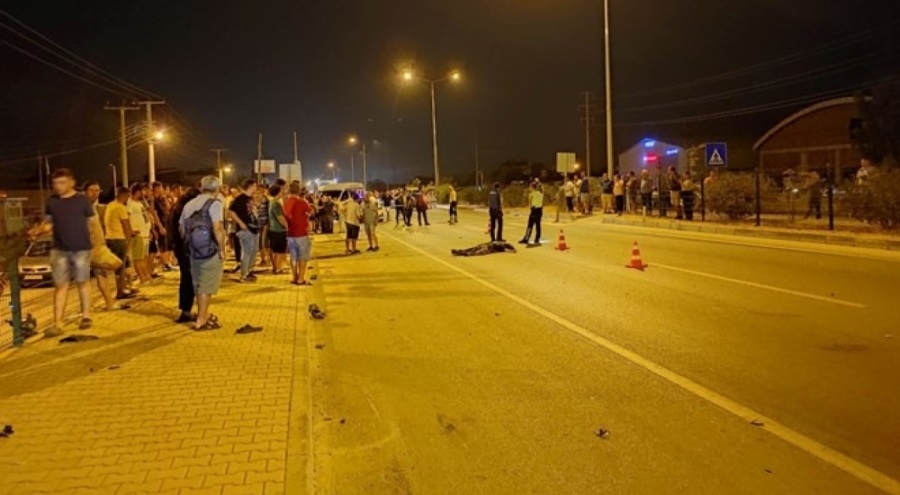 Motosikletle araba çarpıştı: 1 ölü, 2 yaralı