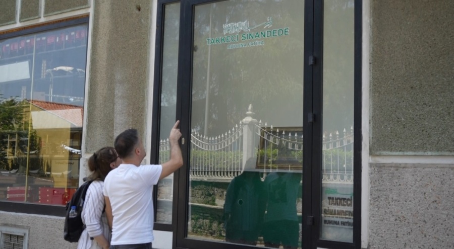 Bursa'da vitrindeki Takkeci Sinan Efendi'nin mezarı şaşırtıyor