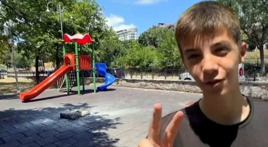 Parkta salıncak devrildi! 1 çocuk yaralandı