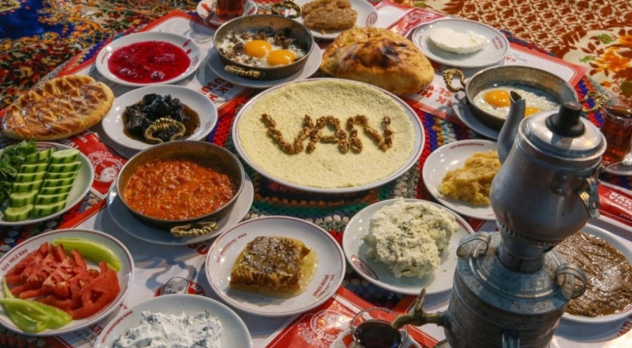 Van kahvaltısı turistlerin gözdesi oldu