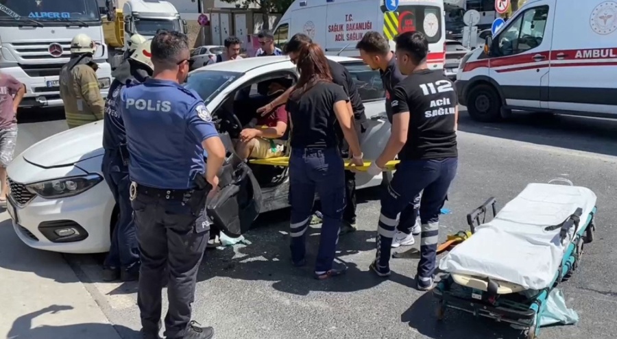 Büyükçekmece'de bir ambulans, otomobile çarptı: 4 yaralı