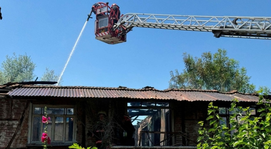 Bahçeye atılan sigara izmariti yangın çıkardı