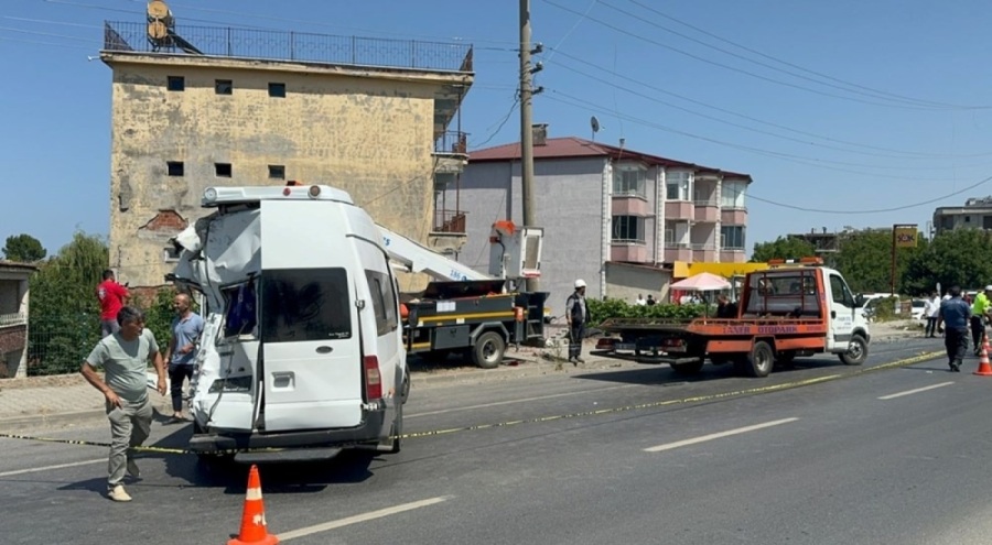 Yolcu minibüsüne kamyon çarptı: 11 yaralı
