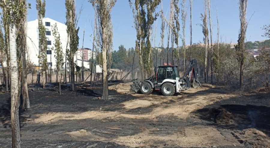 Sivas'ta örtü yangı sonucu 2 kamyon ve 4 deprem konteyneri kül oldu