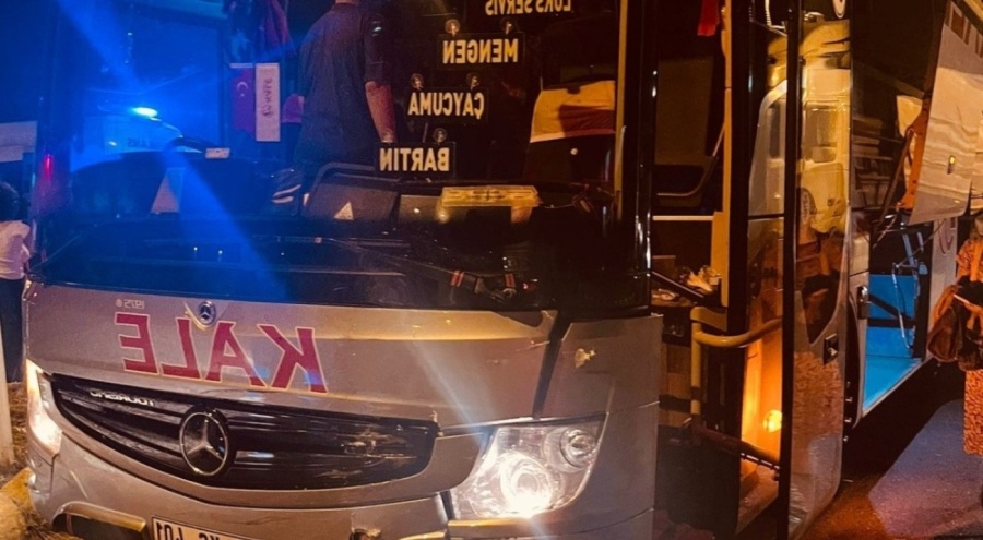 Otomobil yolcu otobüsüyle çarpıştı