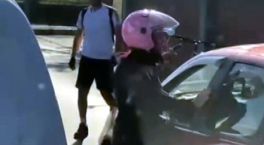 Kadın motosikletli, kendisini uyaran sürücüye saldırdı