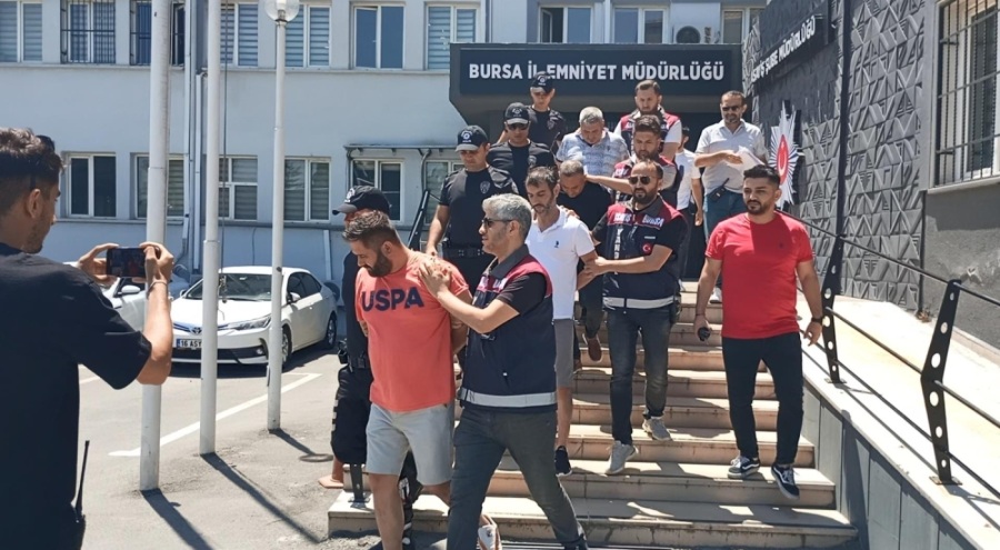 Bursa'da dolandırıcılık! Canlı hayvan alım ilanıyla besicileri dolandıran 4 şüpheli yakalandı