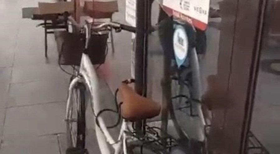 Bisikleti banka kapısına kilitledi, içeridekiler mahsur kaldı