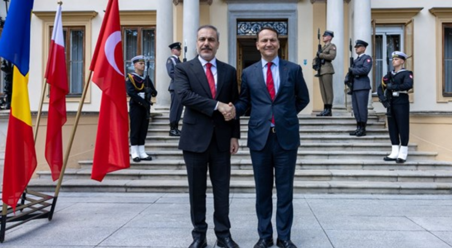 Bakan Fidan, Polonyalı mevkidaşı Sikorksi ile bir araya geldi