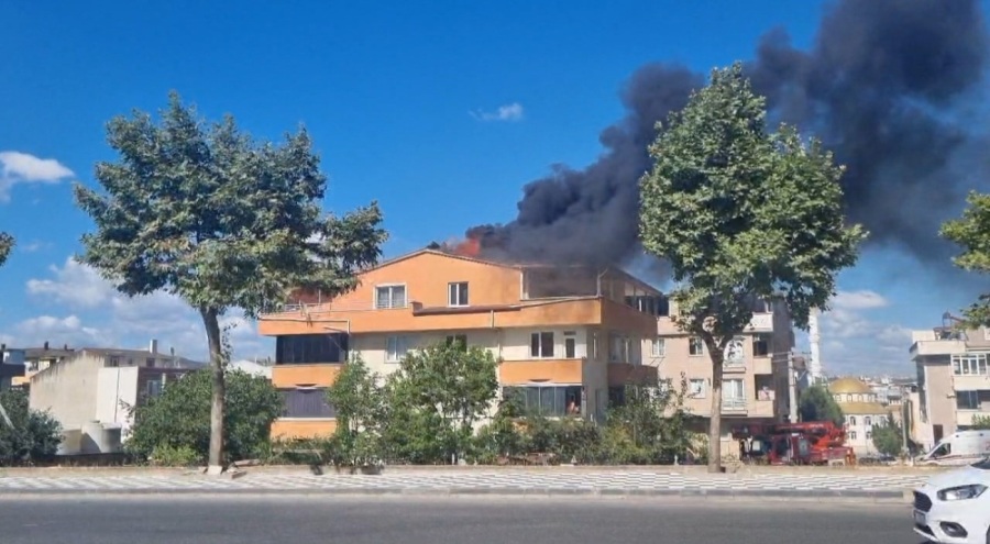 3 katlı binanın çatısı alevlere teslim oldu