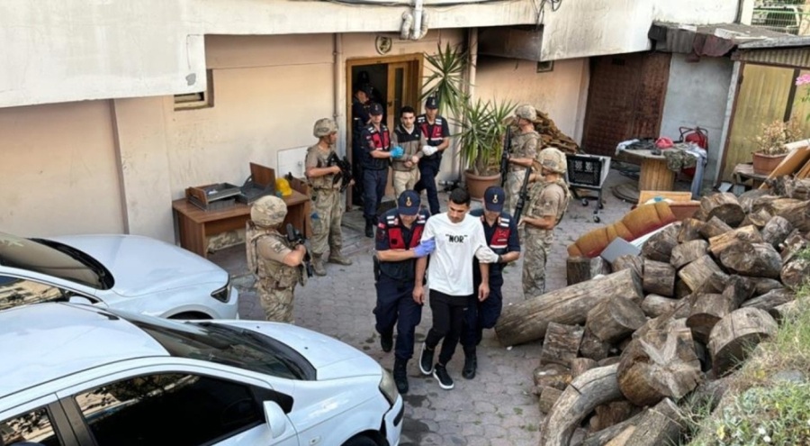 Göçmen kaçakçılığı şebekesine darbe: 13 kişi gözaltına alındı
