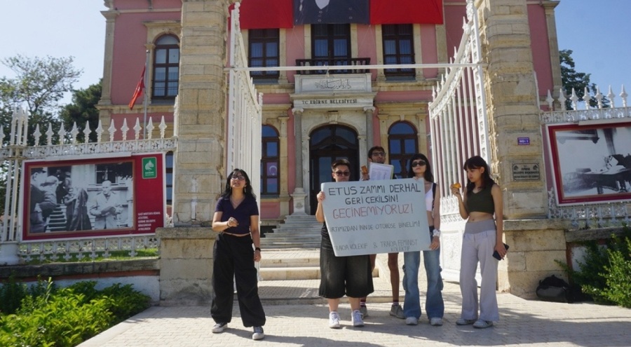 Edirne'de üniversite öğrencileri ulaşım zammını protesto etti
