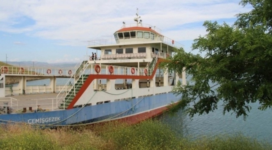 Şiddetli rüzgar feribot seferlerini de vurdu