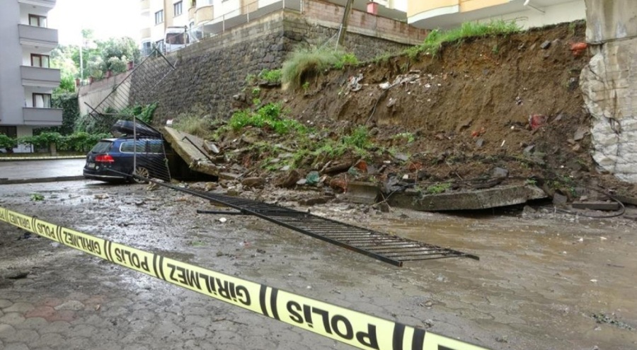 Trabzon'da istinat duvarı çöktü