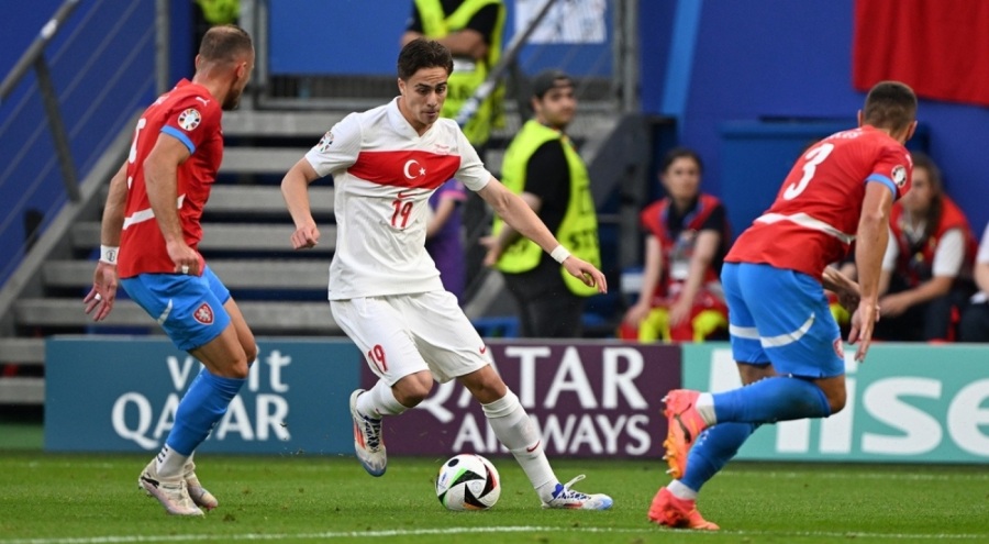 Kenan Yıldız'ın çektiği şutta kaleci Jindrich Stanek sakatlandı