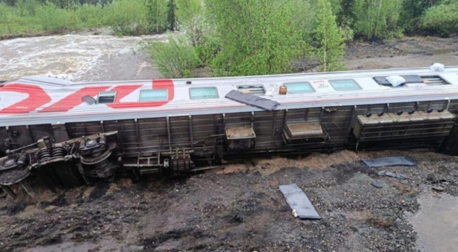 Rusya'da yolcu treni raydan çıktı