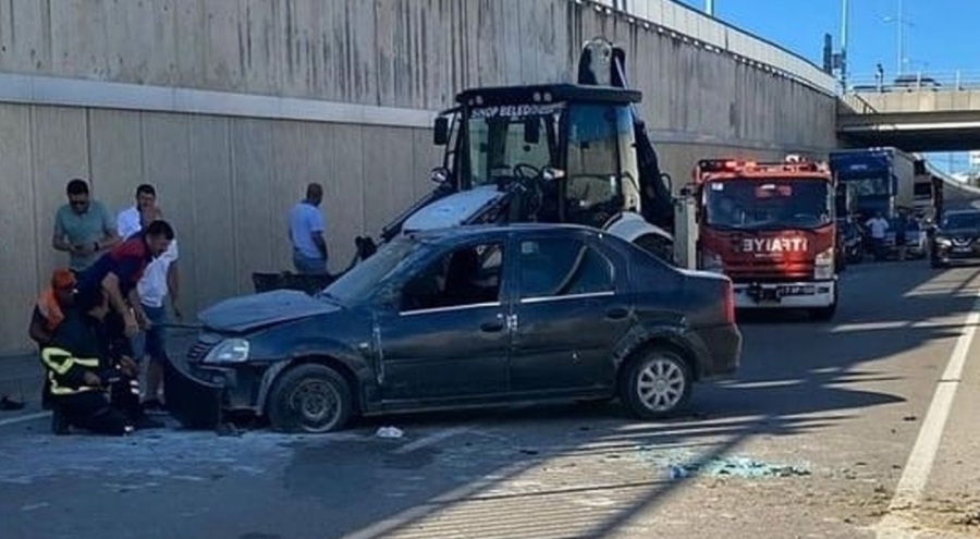 Otomobil elektrik direğine çarptı: 4 yaralı