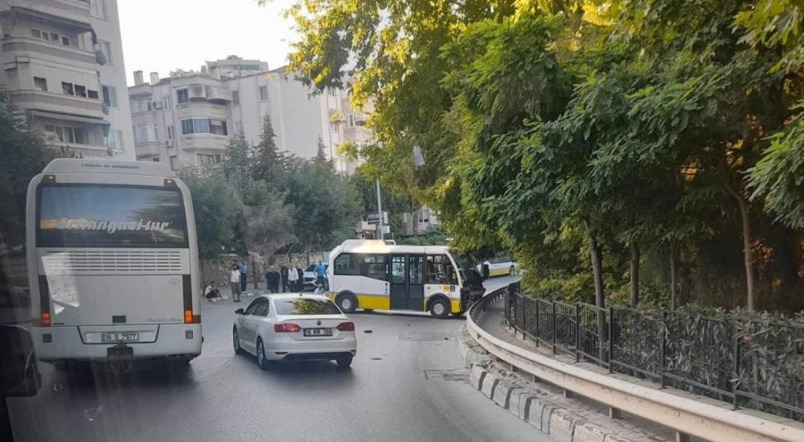 Bursa Gemlik'te kaza yapan minibüs şoförü yaralandı