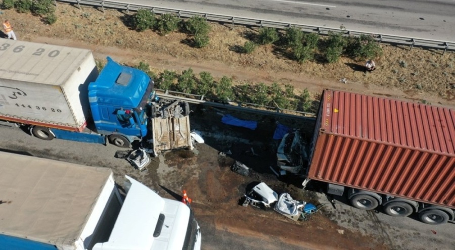 TAG Otoyolu'nda 4 araç birbirine girdi! Ölüler var