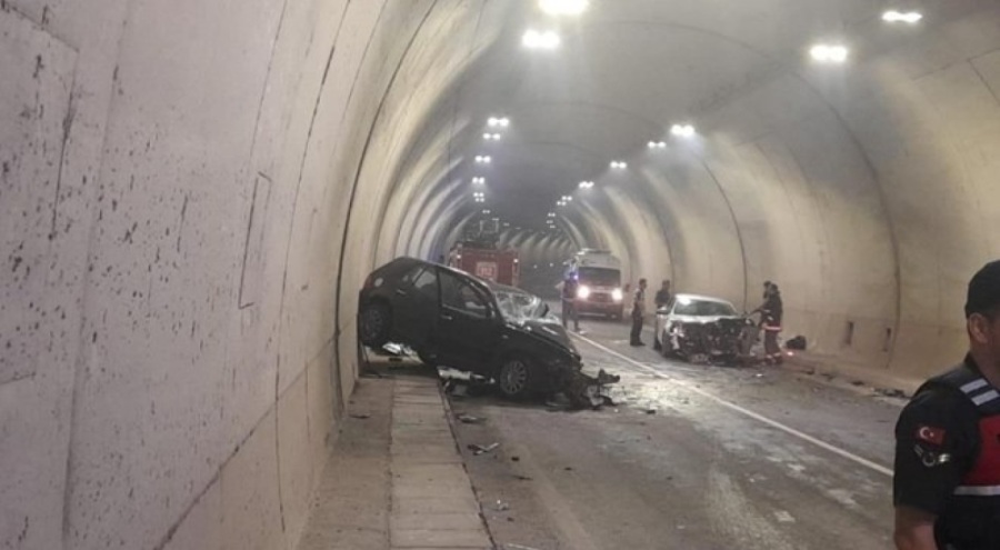 Otomobiller çarpıştı! 1 ölü, 5 yaralı