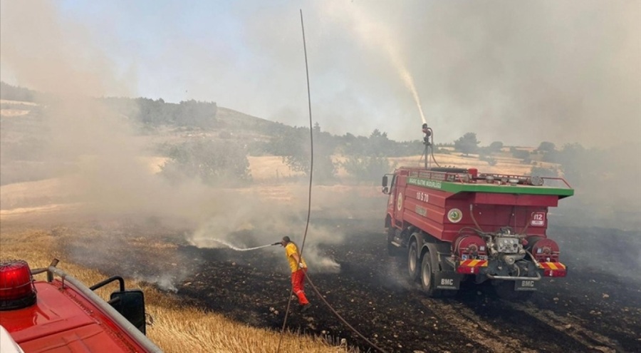 Balıkesir'de tarım arazisinde çıkan yangına müdahale ediliyor