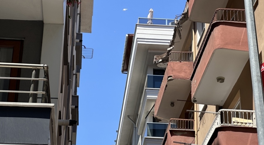 Bahçelievler'de binanın çatısında çökme meydana geldi