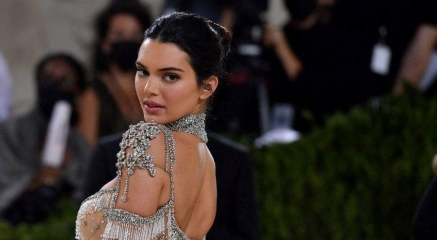 Kendall Jenner dünyaca ünlü müzeyi yalın ayak gezdi!
