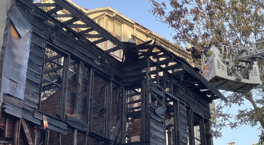 Fatih'te ahşap bina yangını: Alevlere teslim oldu