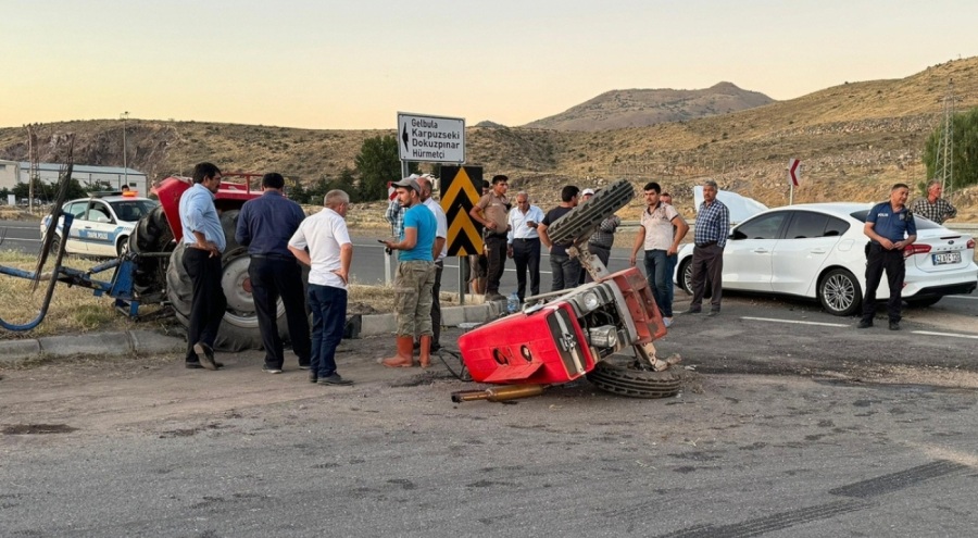 Otomobille çarpışan traktör ikiye bölündü!