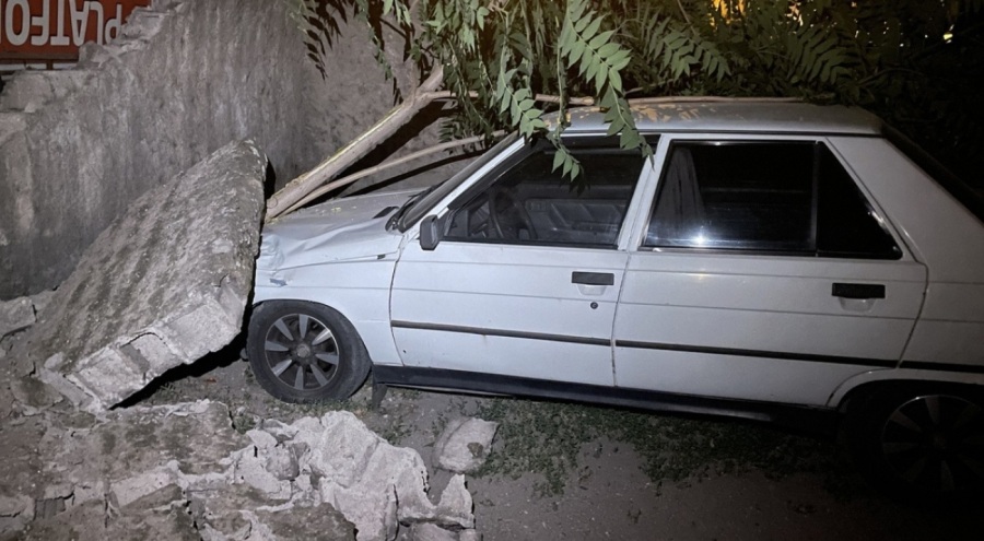 Bahçe duvarı çöktü; araçlar altında kaldı