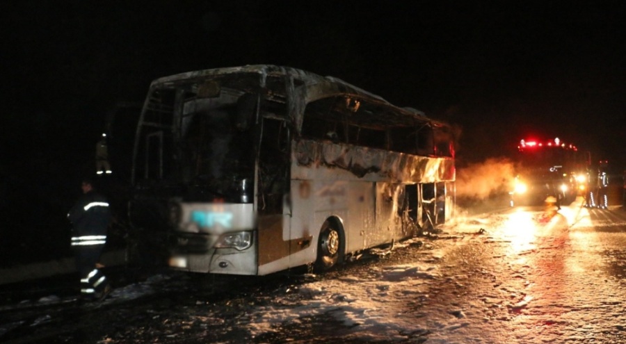 Adana'da seyir halindeki otobüs alevlere teslim oldu