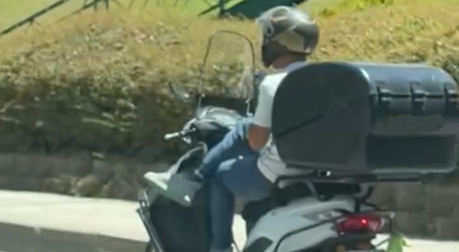 Bursa'da trafikte bacak bacak üstüne atan motokurye şoke etti