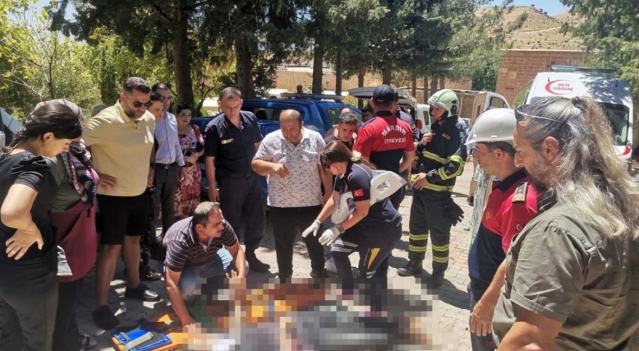 Mardin'de devrilen traktör ikiye bölündü! Yaralılar var